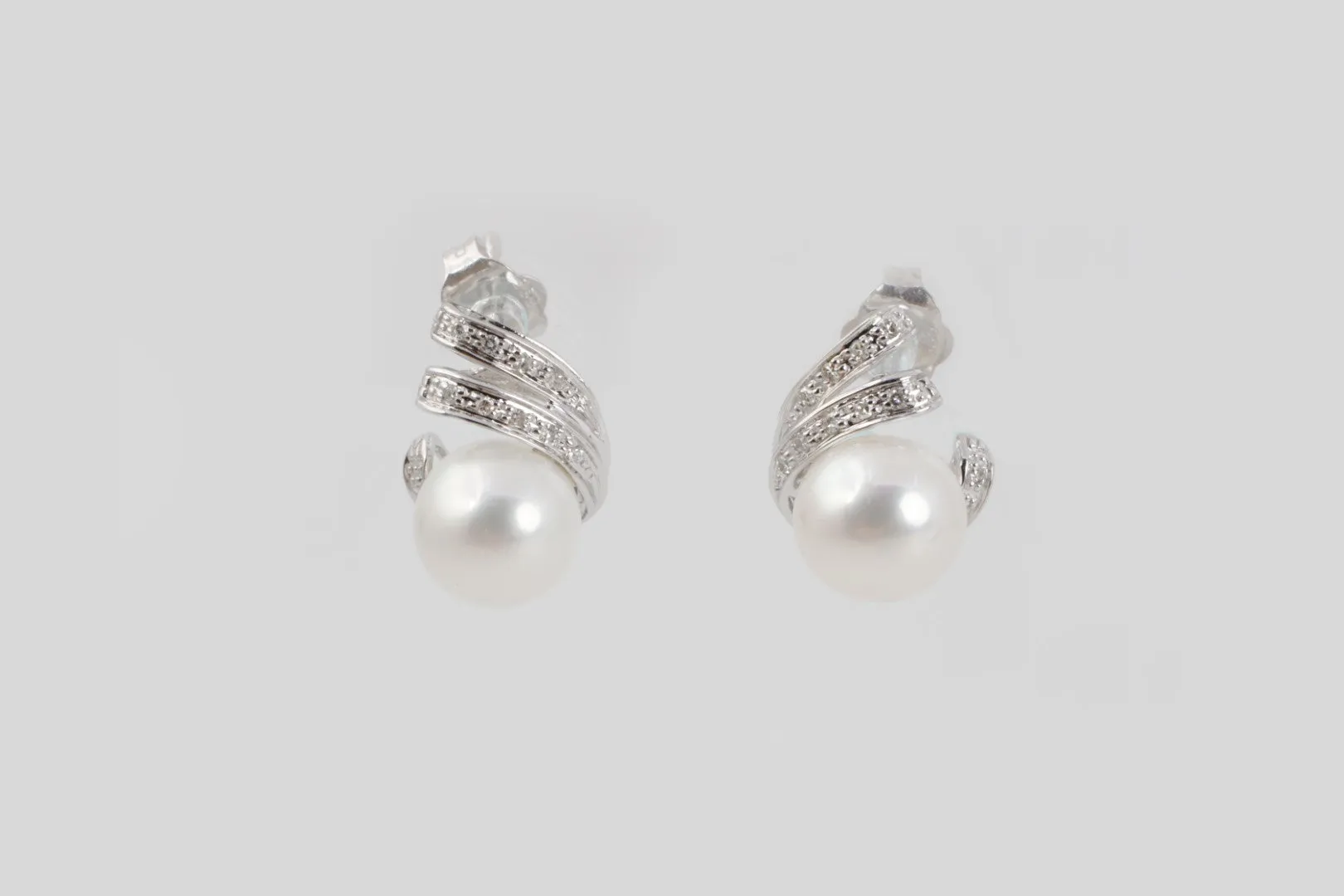 14k White Gold 0.060tcw Diamond & 7.8mm Pearl Stud Earrings (3.20g.)