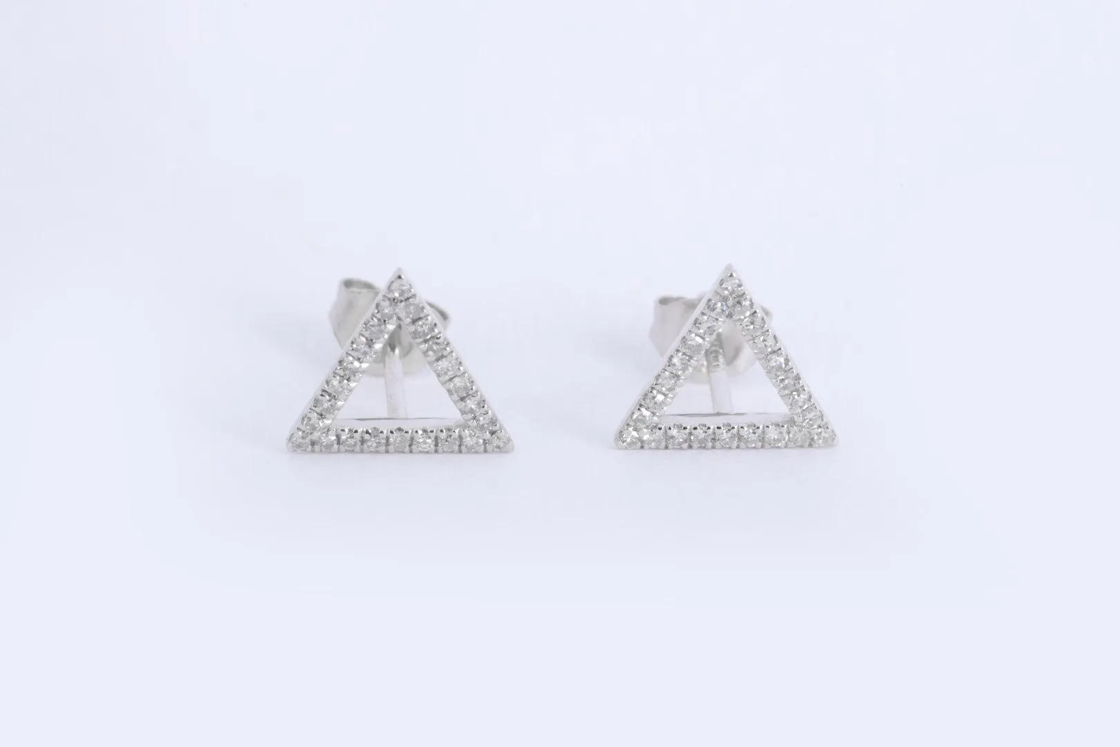 14k White Gold 0.12tcw Diamond Triangle Stud Earrings (0.89g.)