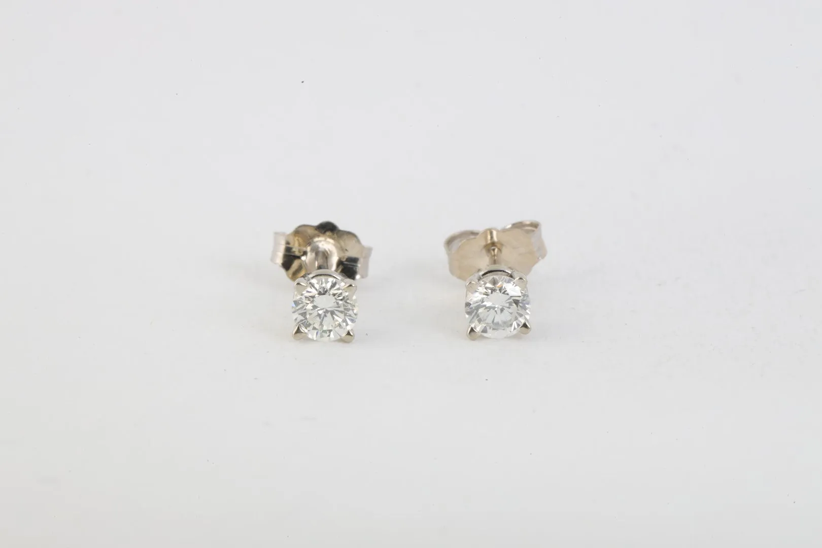 14k White Gold 0.42tcw Diamond Stud Earrings (0.59g.)