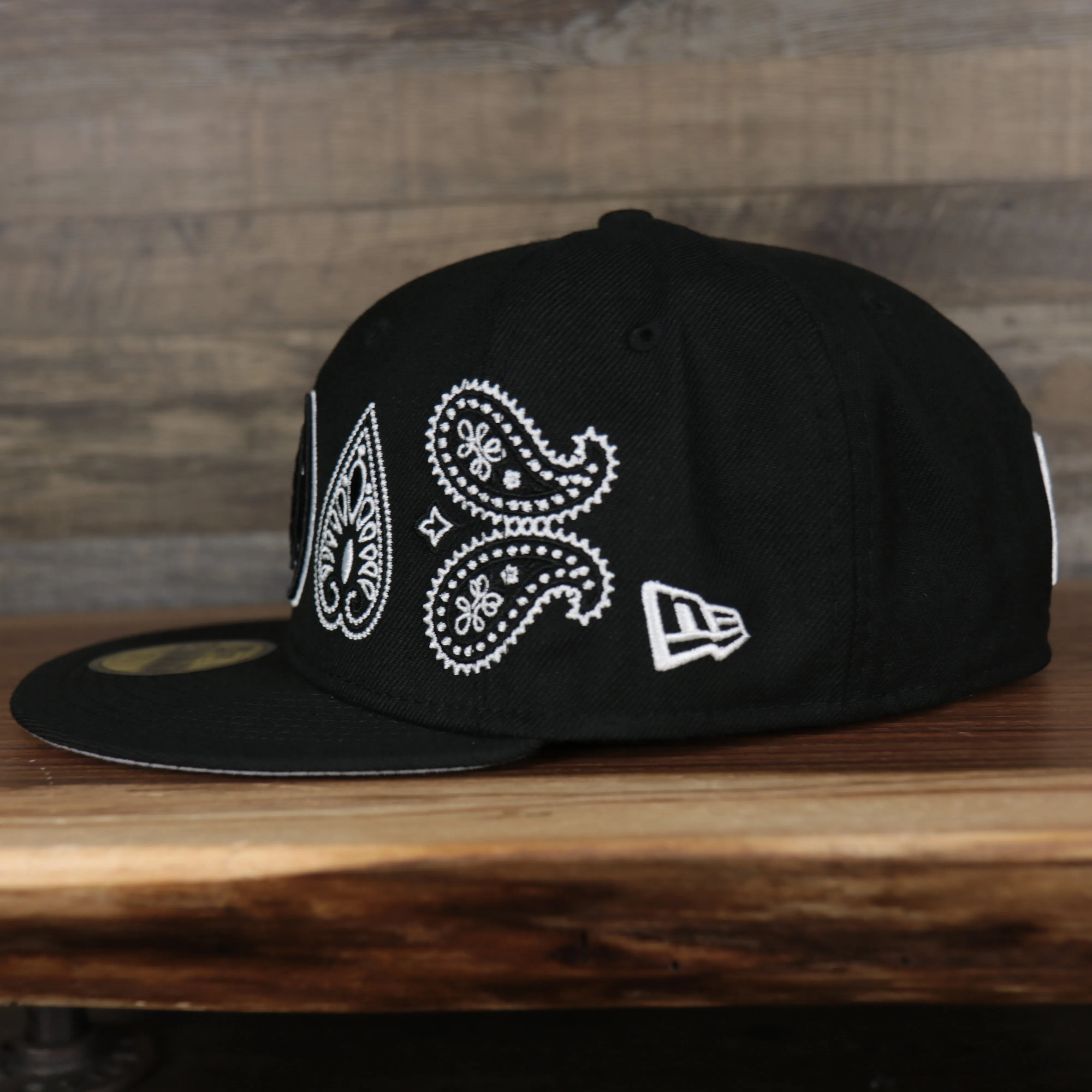 Brooklyn Nets All Over Paisley Bandana Pattern Grey Bottom 5950 Fitted Cap | Black