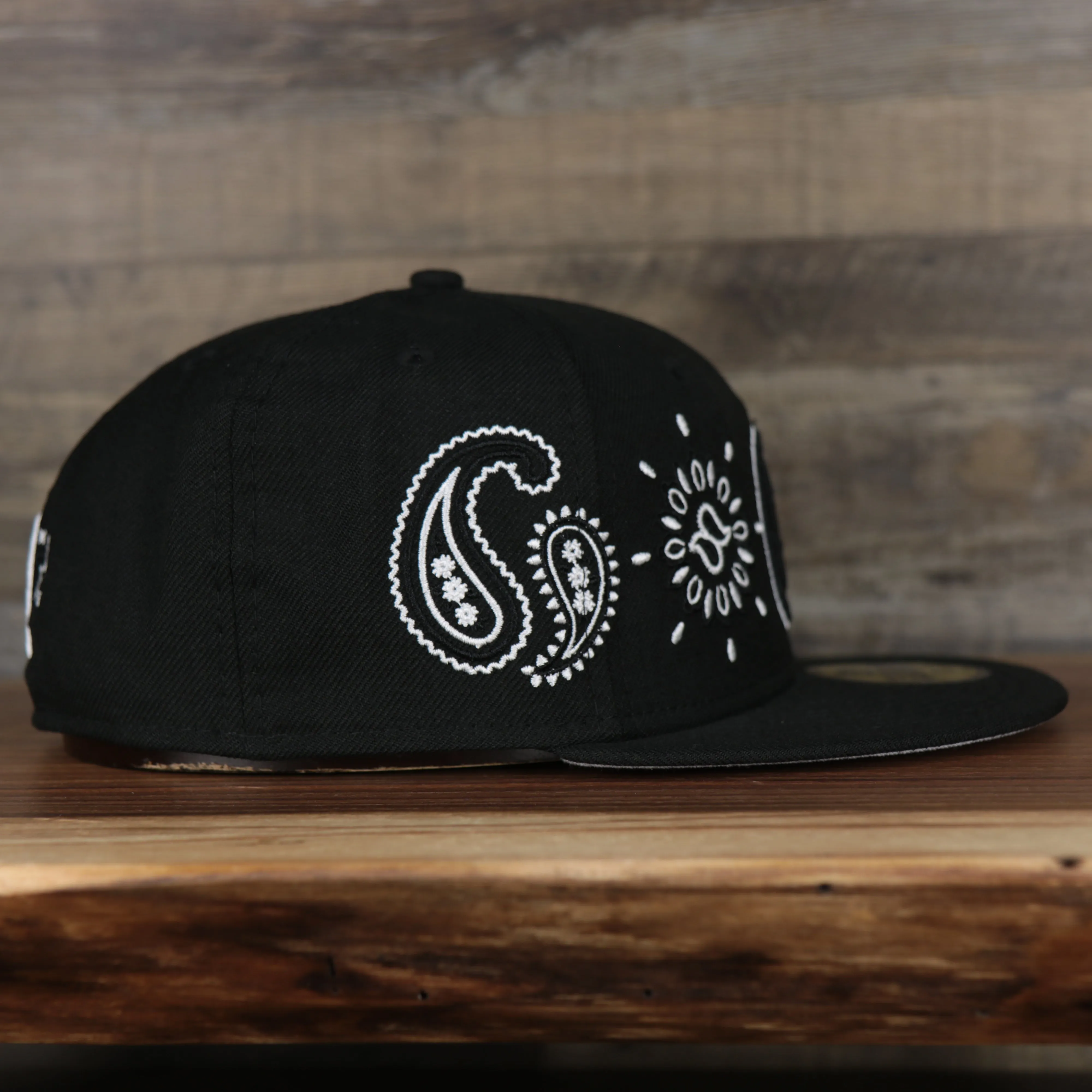 Brooklyn Nets All Over Paisley Bandana Pattern Grey Bottom 5950 Fitted Cap | Black