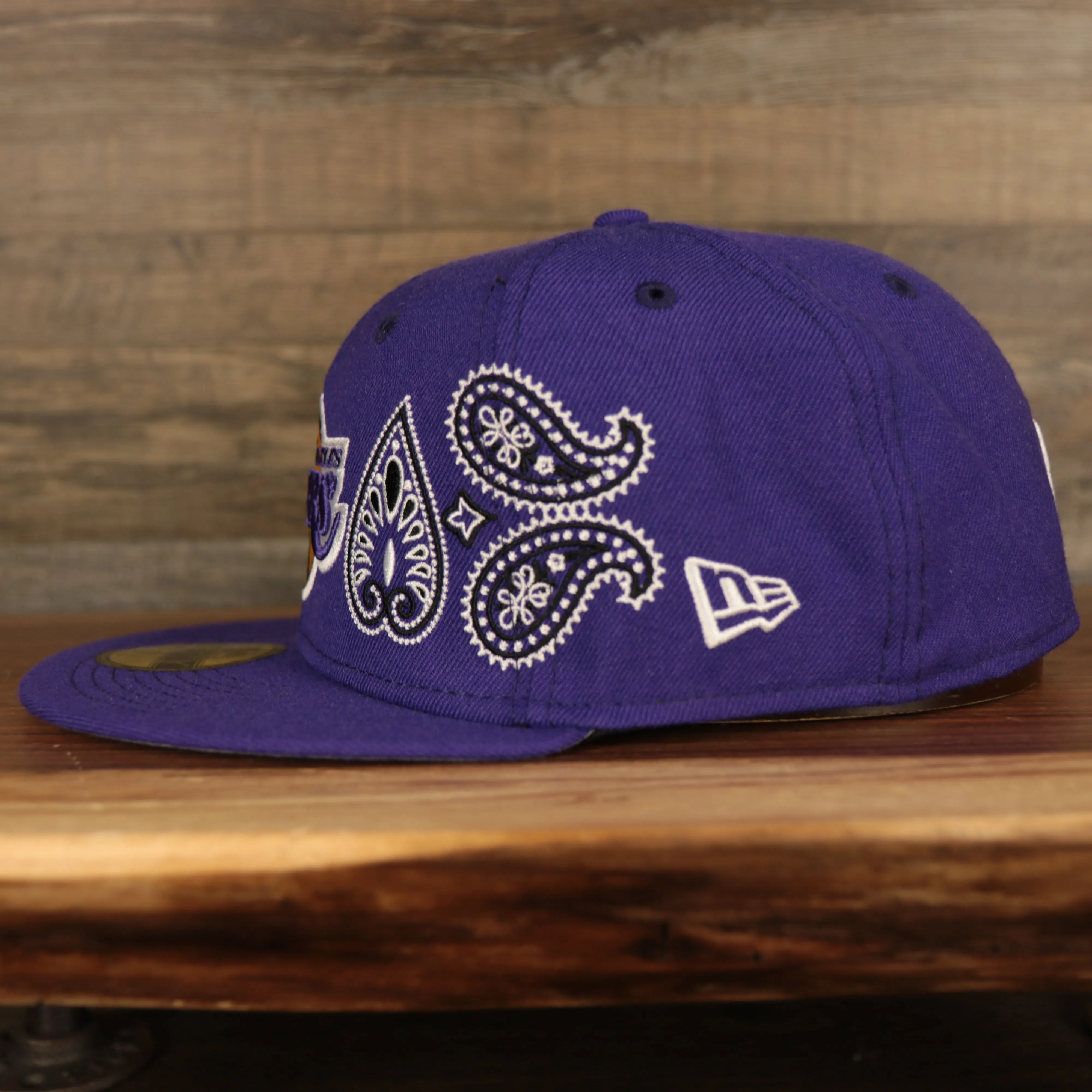 Los Angeles Lakers All Over Paisley Bandana Pattern Grey Bottom 5950 Fitted Cap | Purple