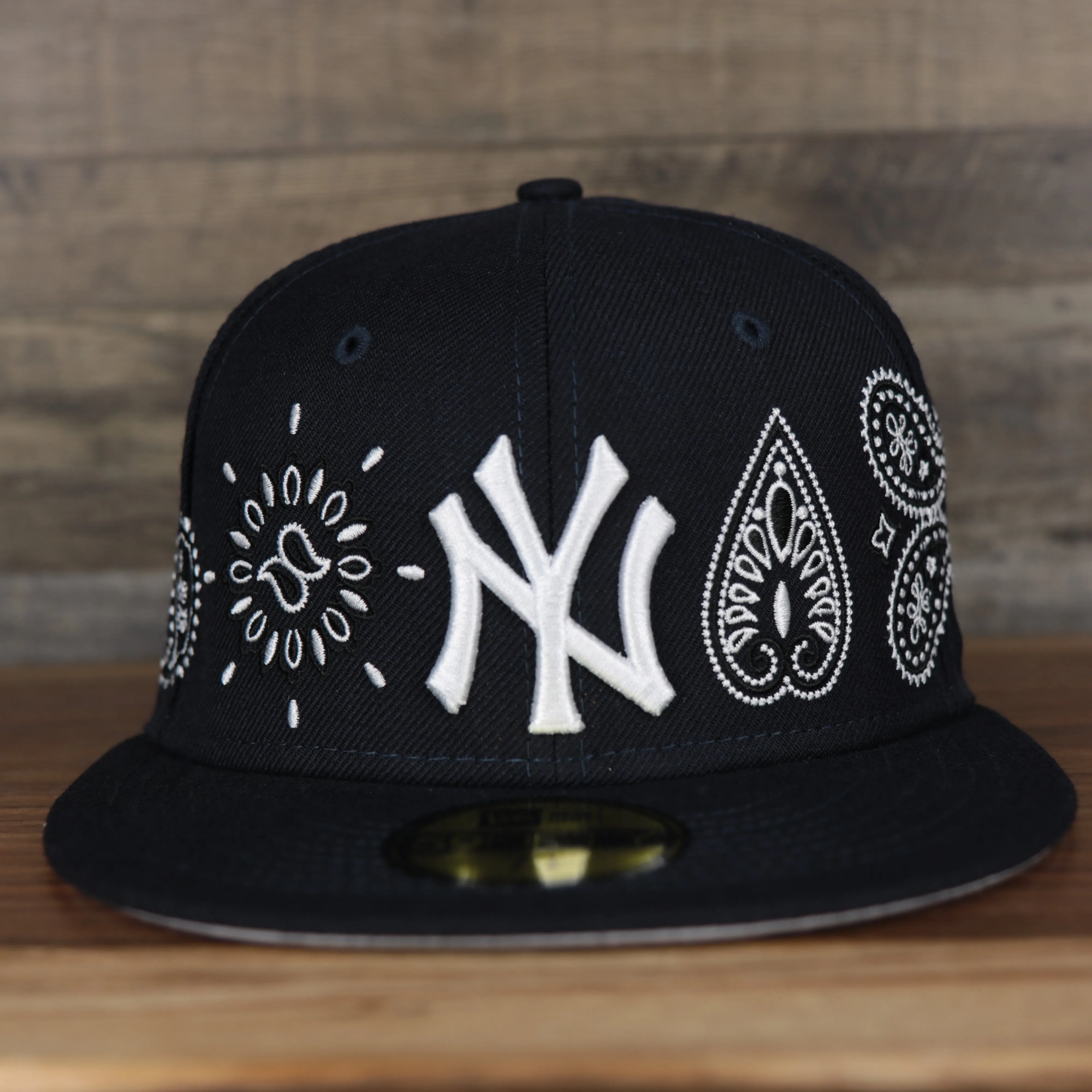 New York Yankees All Over Paisley Bandana Pattern Grey Bottom 5950 Fitted Cap | Navy