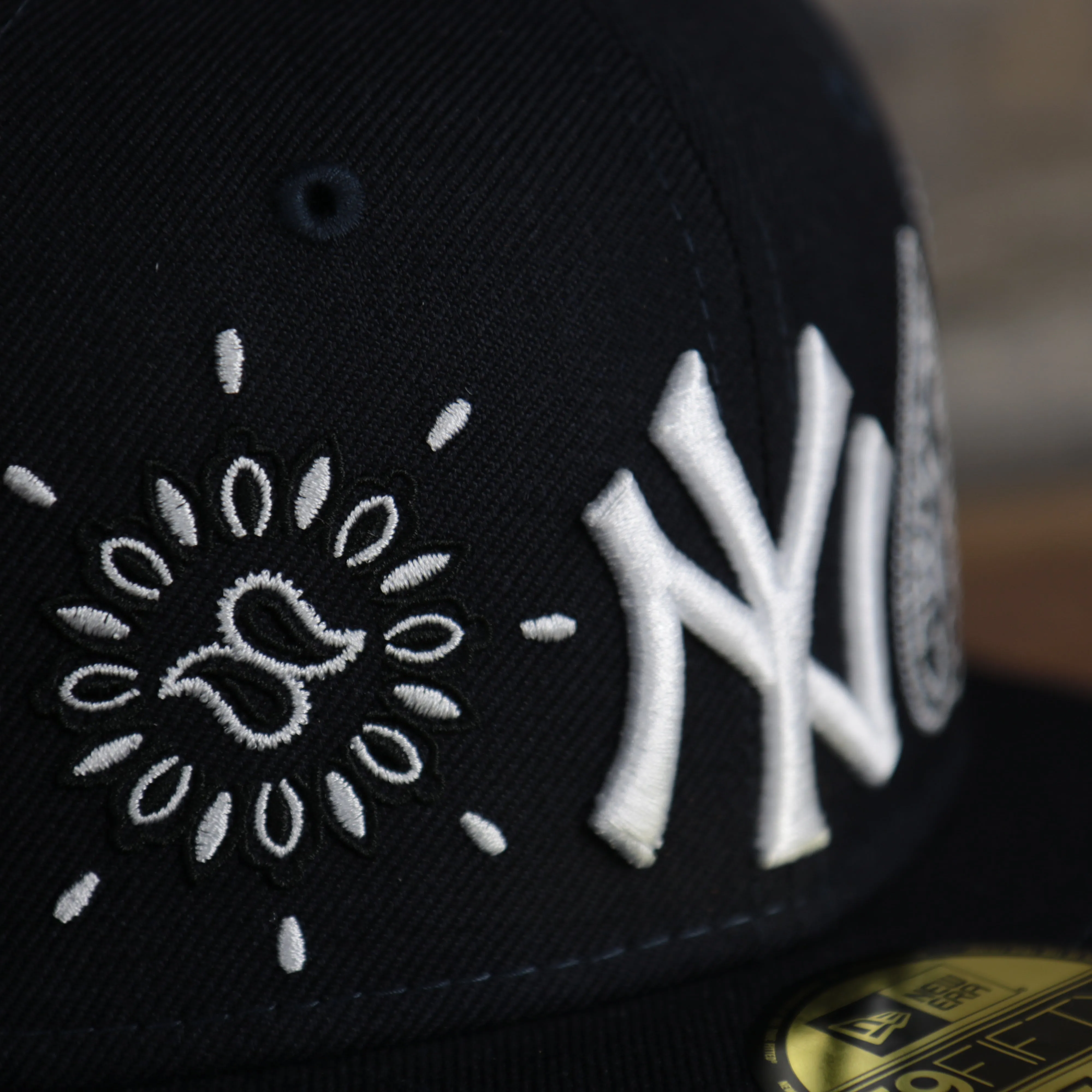 New York Yankees All Over Paisley Bandana Pattern Grey Bottom 5950 Fitted Cap | Navy