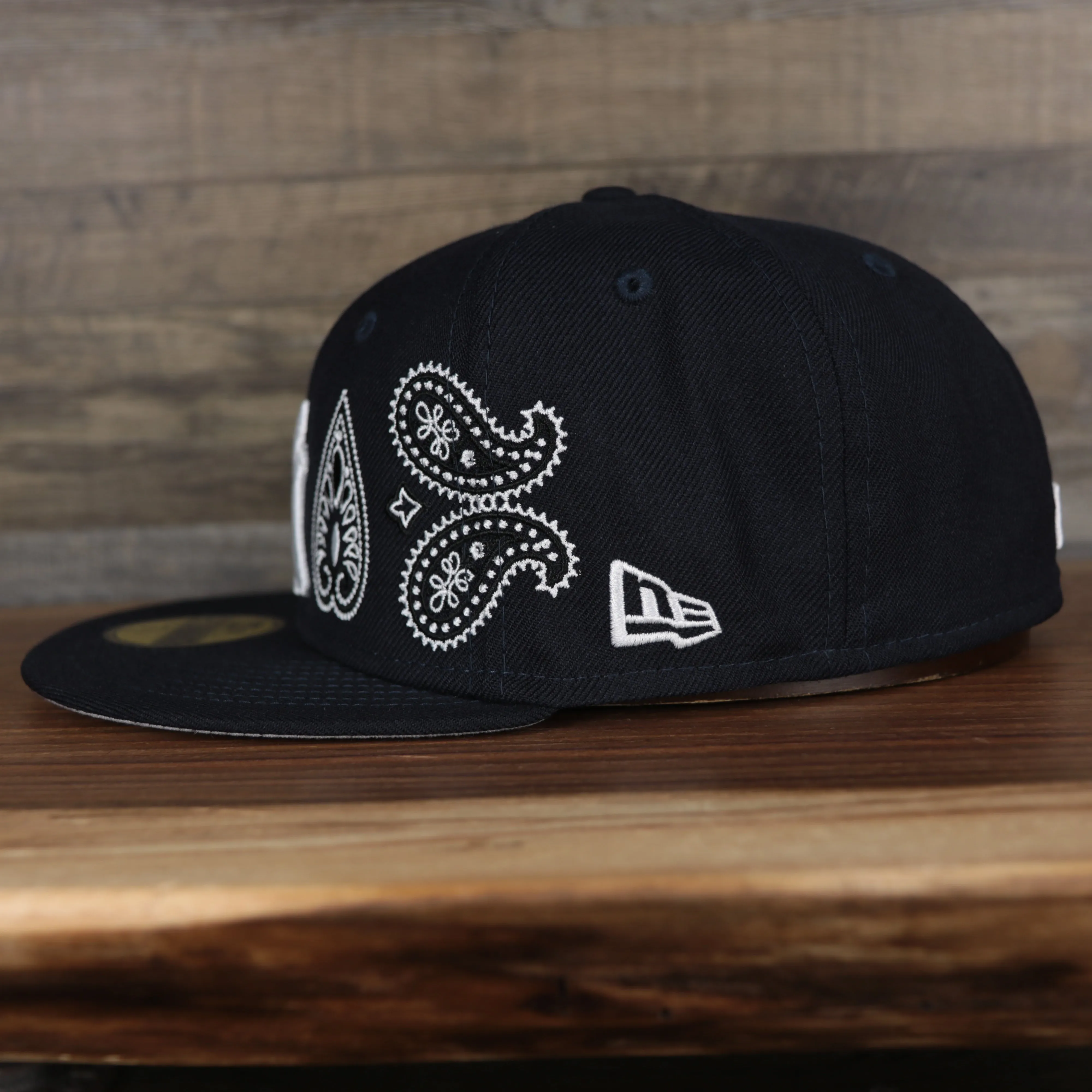 New York Yankees All Over Paisley Bandana Pattern Grey Bottom 5950 Fitted Cap | Navy