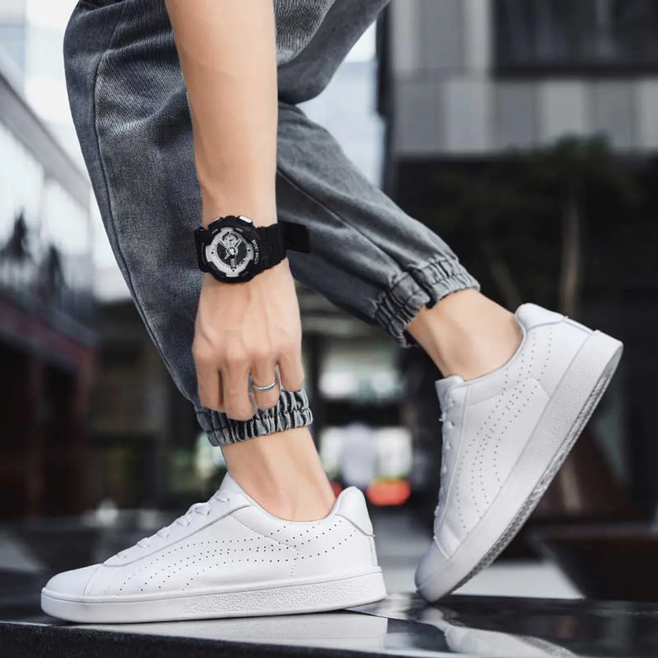 White curved stripe casual shoe sneaker