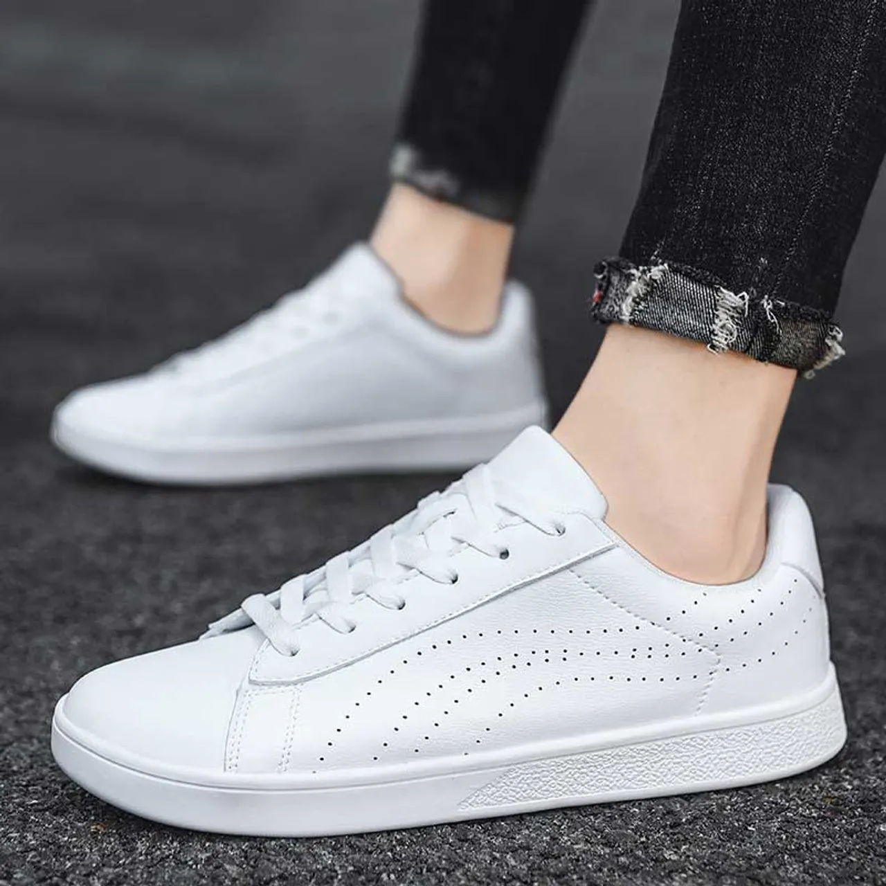 White curved stripe casual shoe sneaker