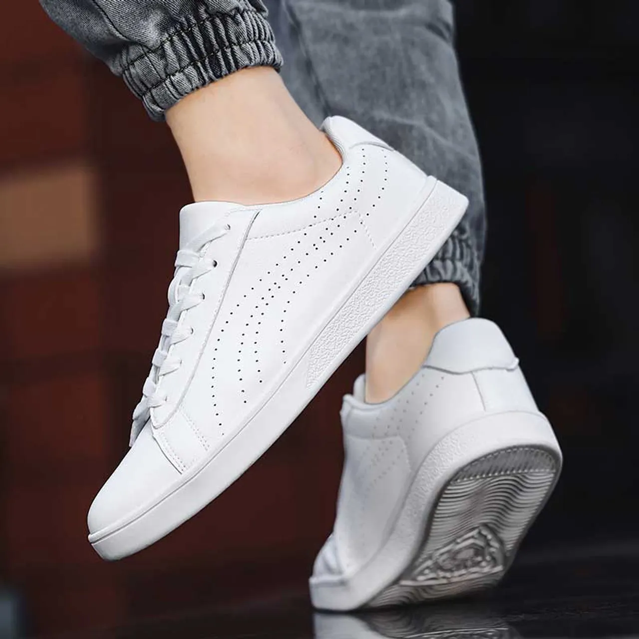 White curved stripe casual shoe sneaker