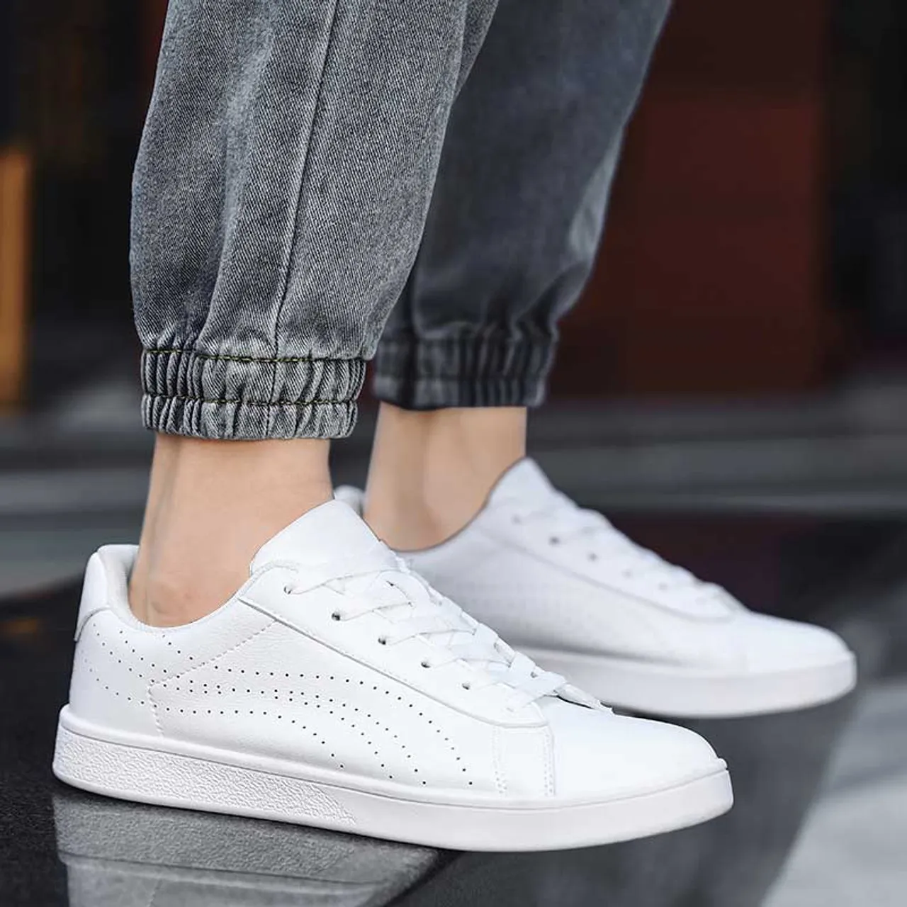 White curved stripe casual shoe sneaker