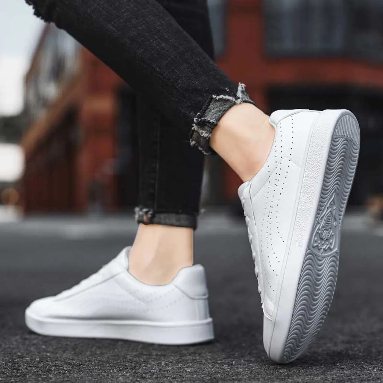 White curved stripe casual shoe sneaker