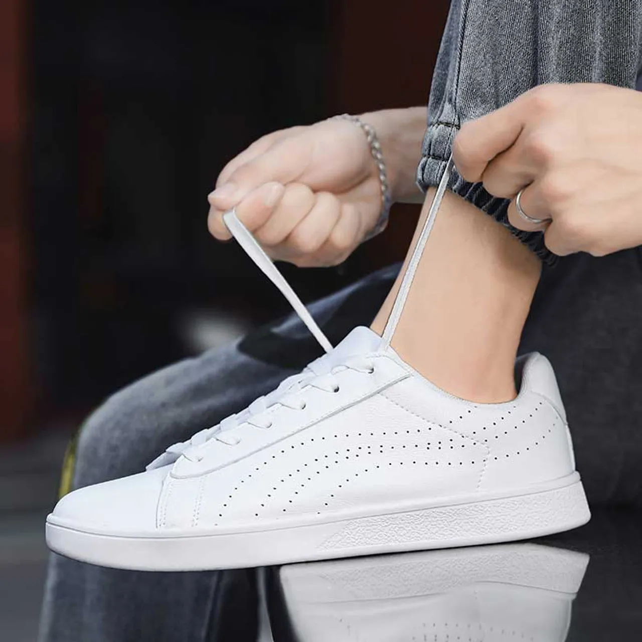 White curved stripe casual shoe sneaker