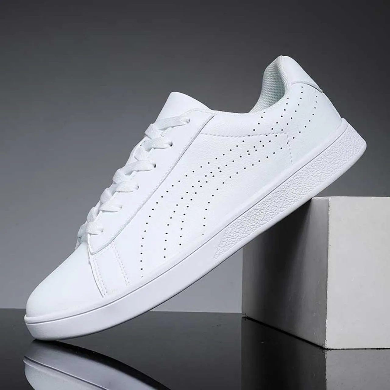 White curved stripe casual shoe sneaker